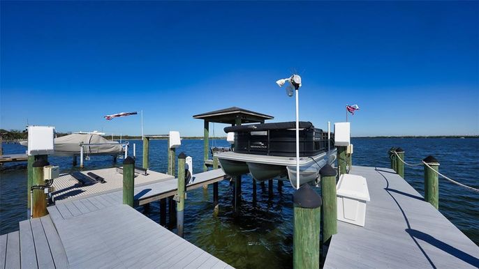 Exterior, Lake