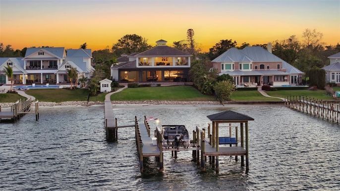 Exterior, Lake