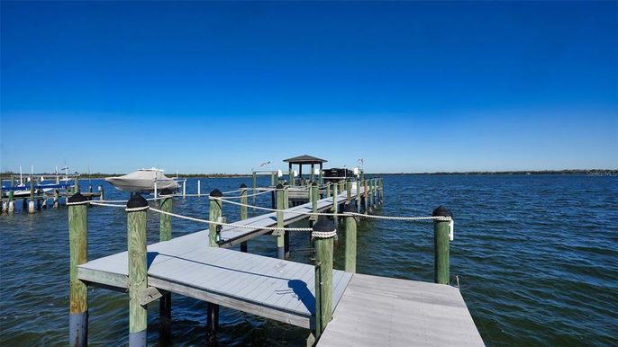 Exterior, Lake