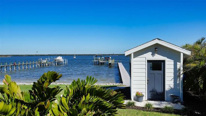 Exterior, Lake