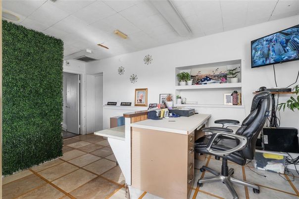 Home Office, Interior