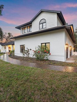 Attached, Exterior, Facade, Farmhouse
