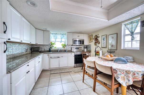 Dining room, Interior, Kitchen, Stainless Steel Appliances