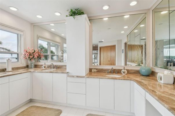 Bathroom, Dual Sink Vanities, Interior, Recessed Lighting
