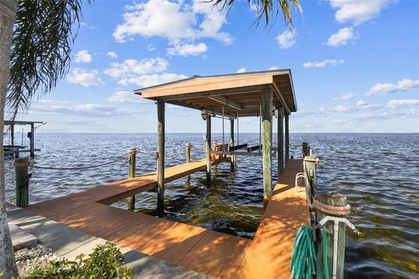 Exterior, Lake