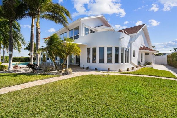 Backyard, Exterior, Facade, Modern