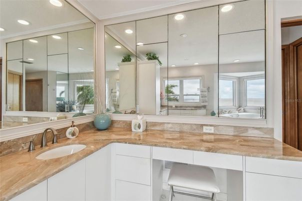 Bathroom, Dual Sink Vanities, Interior, Recessed Lighting