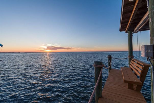 Exterior, Lake