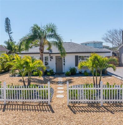 Backyard, Exterior, Facade, Ranch