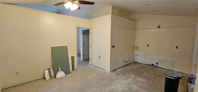 Empty room, Interior