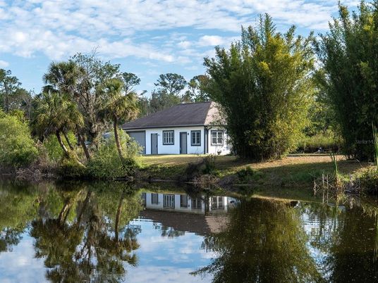 Exterior, Lake