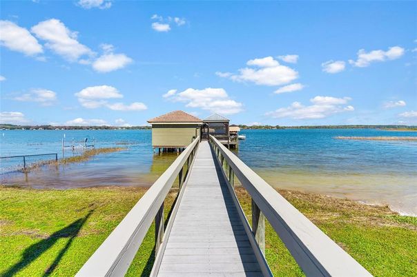 Exterior, Lake