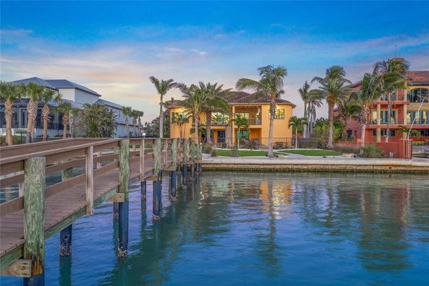 Exterior, Lake