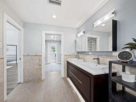 Bathroom, Dual Sink Vanities, Interior, Recessed Lighting