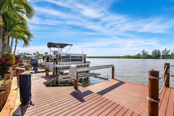 Exterior, Lake