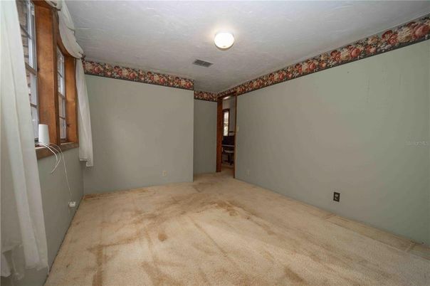 Empty room, Interior