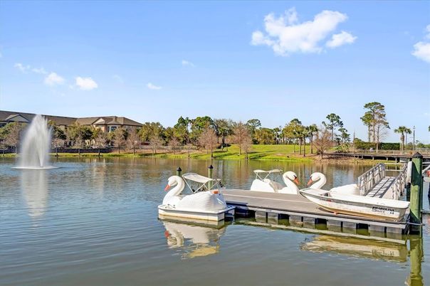 Exterior, Lake
