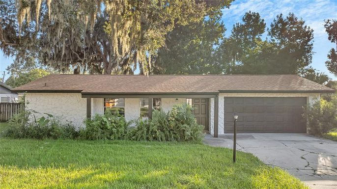 Attached, Exterior, Facade, Ranch