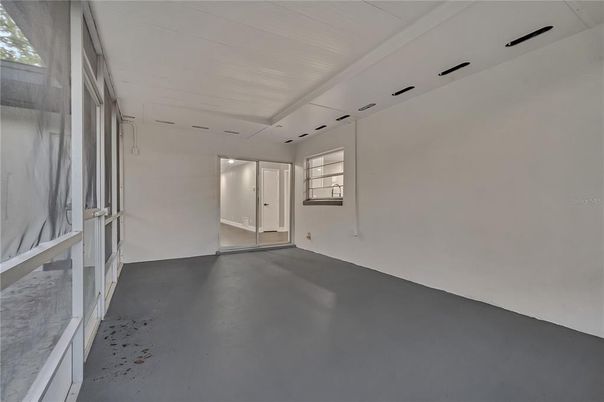 Empty room, Interior