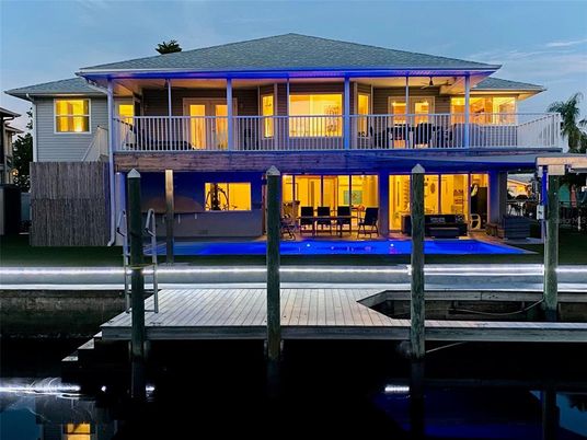 Exterior, Facade, Pool, Modern