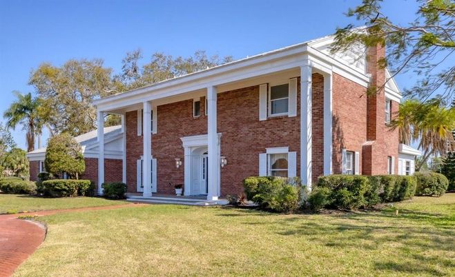 Exterior, Facade, Brick Facade, Georgian