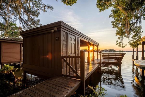 Exterior, Lake