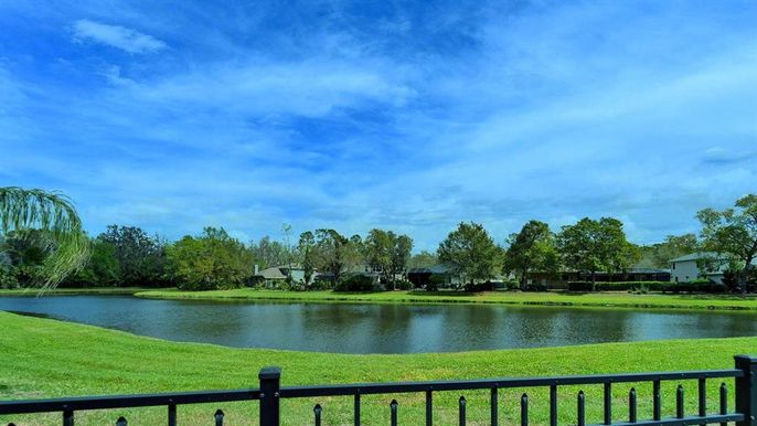 Exterior, Lake