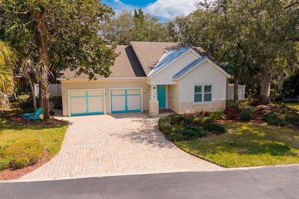 Attached, Exterior, Facade, Ranch