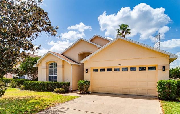 Attached, Exterior, Facade, American Craftsman
