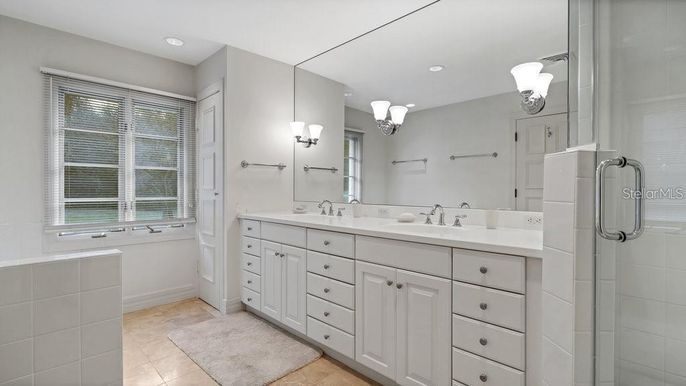 Bathroom, Dual Sink Vanities, Interior, Recessed Lighting