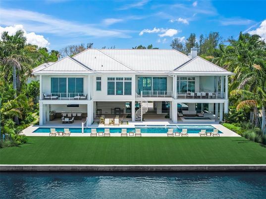 Exterior, Facade, Pool, Farmhouse