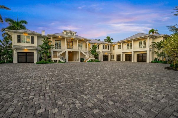 Attached, Exterior, Facade, Mediterranean