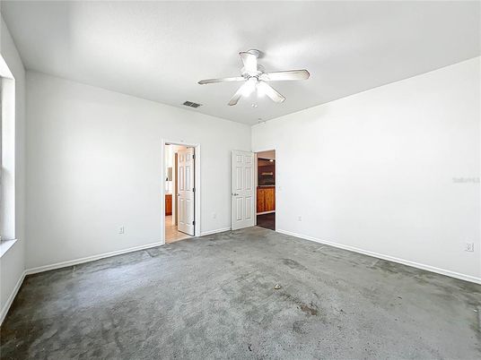 Empty room, Interior