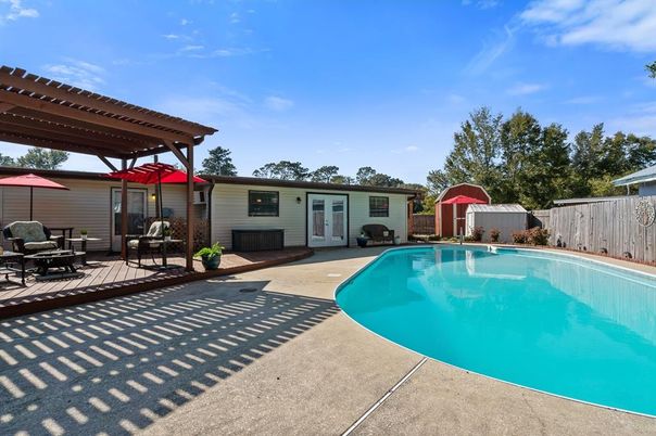 Exterior, Pool
