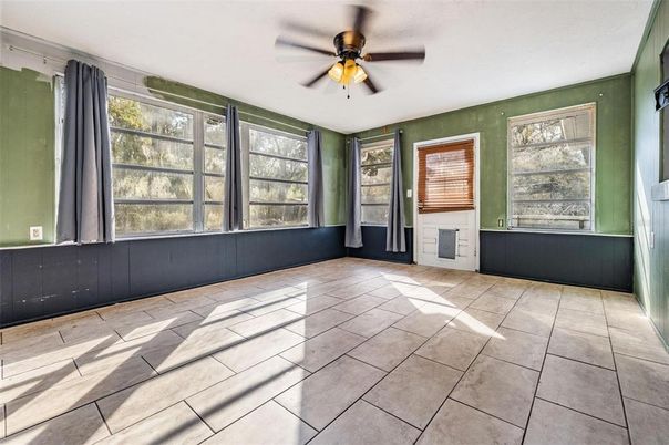 Empty room, Interior