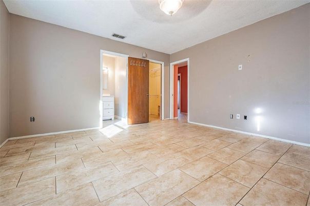 Empty room, Interior