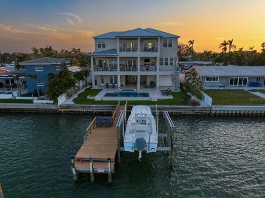 Exterior, Lake