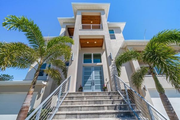 Exterior, Facade, Modern
