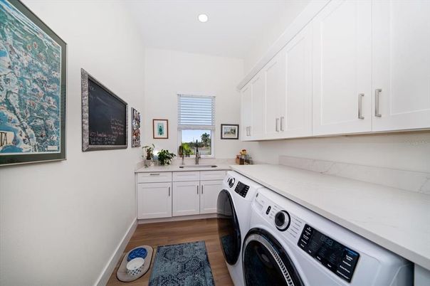 Interior, Recessed Lighting, Washer, Wood Texture Flooring