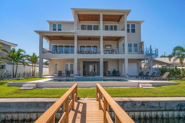 Exterior, Facade, Pool, Modern