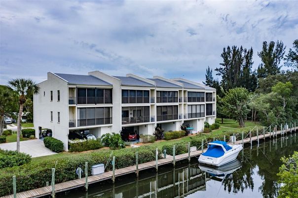 Exterior, Lake