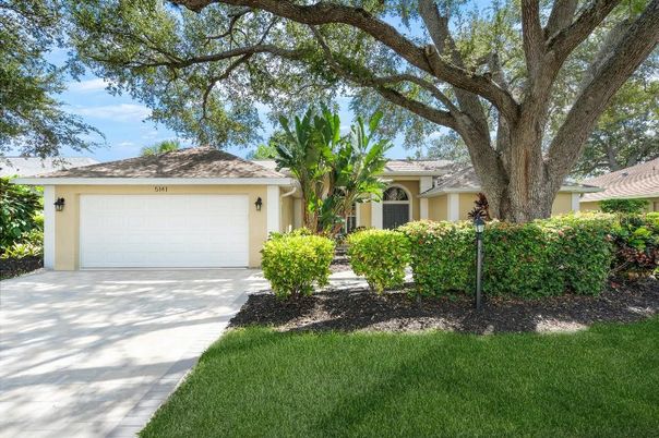 Attached, Exterior, Facade, Ranch