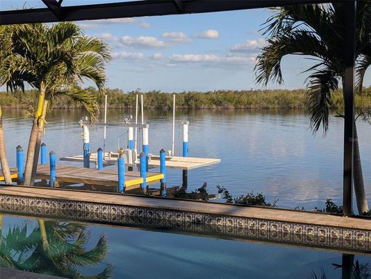 Exterior, Lake
