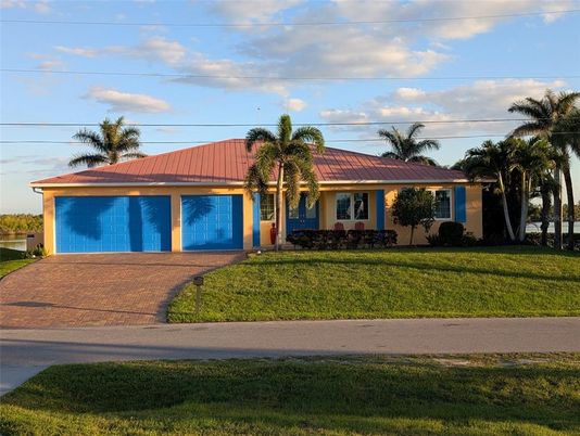Attached, Exterior, Facade, Ranch