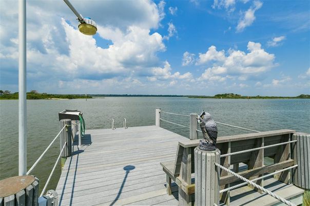 Exterior, Lake