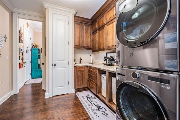 Interior, Washer, Wood Texture Flooring
