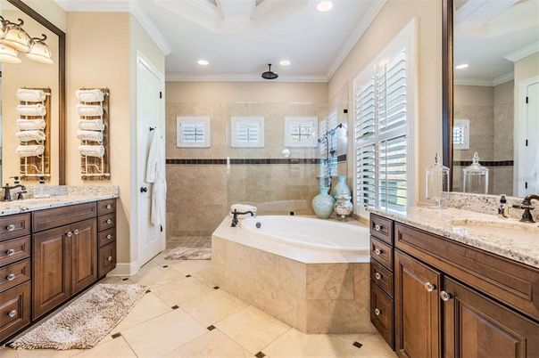 Bathroom, Dual Sink Vanities, Interior, Recessed Lighting