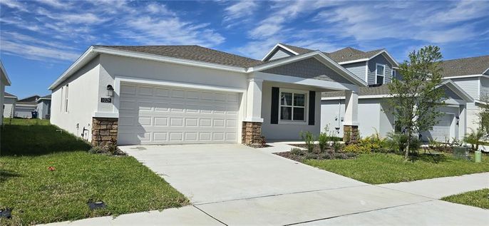 Attached, Exterior, Facade, American Craftsman