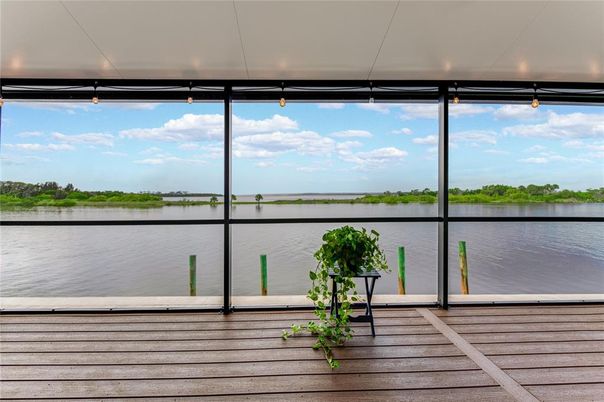 Exterior, Lake