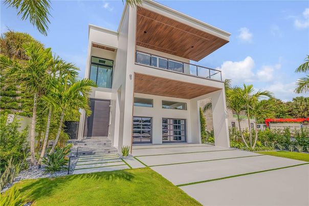Backyard, Exterior, Facade, Modern